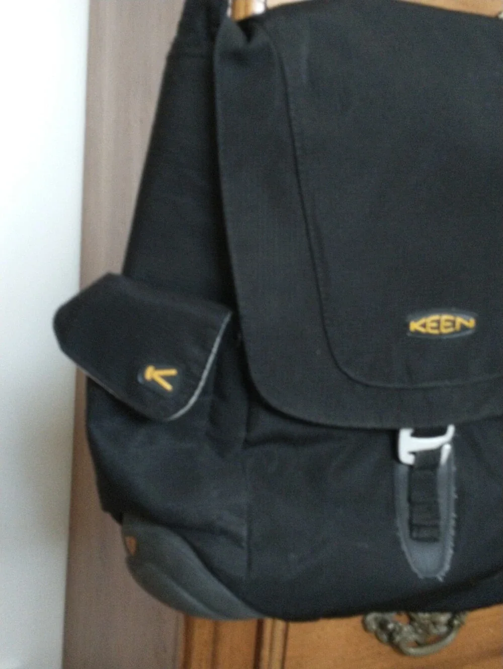 KEEN Black Oswego Messenger Laptop Bag - Durable Crossbody for Men